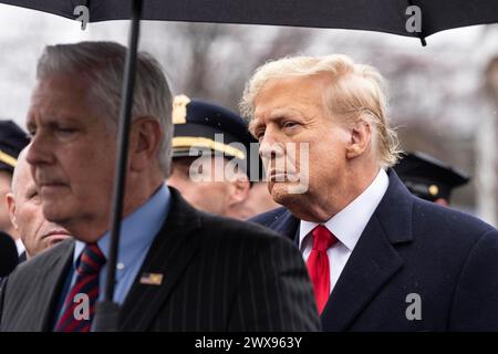 Massapequa Park, New York, Stati Uniti. 28 marzo 2024. L'ex presidente Donald Trump Jr. Ascolta Bruce Blakeman mentre parla alla veglia per l'ufficiale del NYPD Jonathan Diller alla Massapequa Funeral Home a Massapequa Park, New York il 28 marzo 2024 (Credit Image: © Lev Radin/ZUMA Press Wire) SOLO PER USO EDITORIALE! Non per USO commerciale! Foto Stock