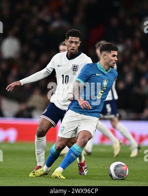 LONDRA, INGHILTERRA - 23 MARZO: Jude Bellingham d'Inghilterra e Bruno Guimaraes del Brasile durante l'amichevole internazionale tra Inghilterra e Brazi Foto Stock