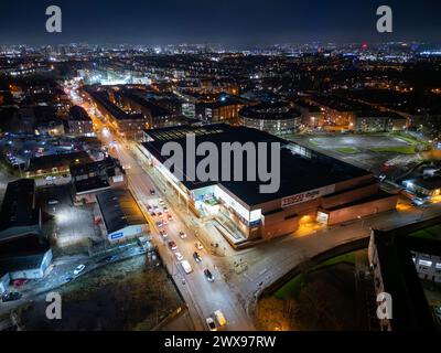 Scoprite il vibrante impulso della A81 di Glasgow, Maryhill Road. Una trafficata strada che si snoda attraverso diverse comunità, monumenti storici e servizi moderni. Foto Stock