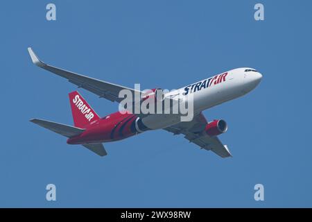 StratAir B767-33A N567NC consegnato dopo il lavoro di conversione presso ST Engineering Foto Stock