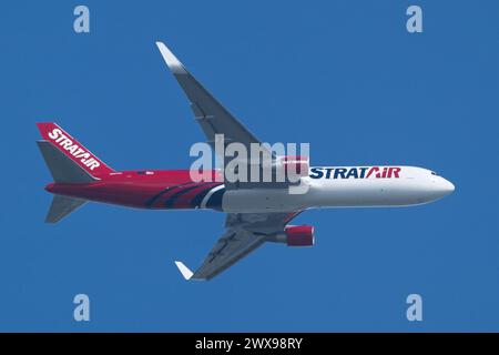 StratAir B767-33A N567NC consegnato dopo il lavoro di conversione presso ST Engineering Foto Stock