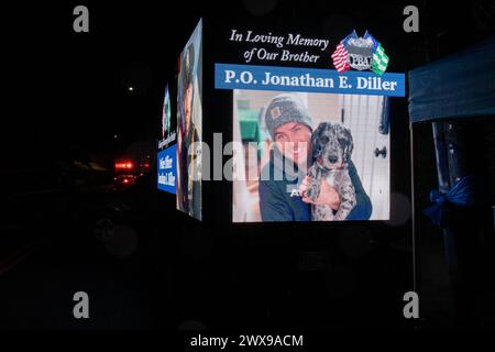 Massapequa Park, Stati Uniti. 28 marzo 2024. La gente partecipa a una veglia per l'agente di polizia caduto di New York Jonathan Diller a Massapequa Park, New York giovedì 28 marzo 2024. L'agente di polizia di 31 anni Jonathan Diller è stato ucciso durante il servizio lunedì dopo essere stato colpito da un arresto stradale di routine a far Rockaway, nel Queens. (Foto di Cristina Matuozzi/Sipa USA) credito: SIPA USA/Alamy Live News Foto Stock