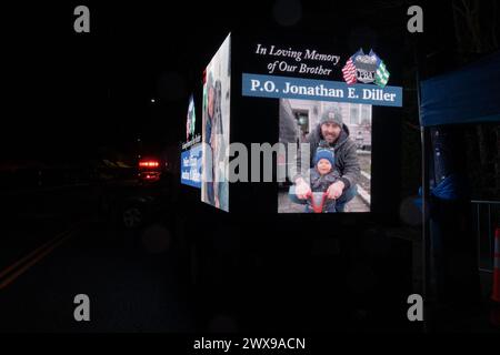 Massapequa Park, Stati Uniti. 28 marzo 2024. La gente partecipa a una veglia per l'agente di polizia caduto di New York Jonathan Diller a Massapequa Park, New York giovedì 28 marzo 2024. L'agente di polizia di 31 anni Jonathan Diller è stato ucciso durante il servizio lunedì dopo essere stato colpito da un arresto stradale di routine a far Rockaway, nel Queens. (Foto di Cristina Matuozzi/Sipa USA) credito: SIPA USA/Alamy Live News Foto Stock