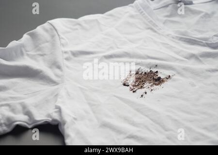 camicia sporca di colore bianco, che mostra la macchia Foto Stock