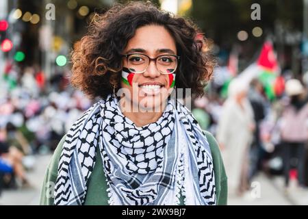 Melbourne, Australia. 28 marzo 2024. Una manifestante con bandiere palestinesi dipinte sul suo volto visto durante una protesta improvvisa e sedersi. A Melbourne si è svolta una protesta pacifica che chiede la fine del conflitto israelo-palestinese. Nonostante una grande risposta della polizia, l'evento rimase nonviolento. Si è verificato un solo arresto, che ha coinvolto un individuo che tentava di interrompere il procedimento. (Foto di Michael Currie/SOPA Images/Sipa USA) credito: SIPA USA/Alamy Live News Foto Stock