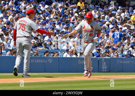 Los Angeles, Stati Uniti. 28 marzo 2024. St Paul Goldschmidt (46), prima base dei Louis Cardinals, festeggia con Ron 'Pop' Warner dopo aver colpito un fuoricampo solista al largo del lanciatore titolare dei Los Angeles Dodgers Tyler Glasnow durante il quarto inning al Dodger Stadium di Los Angeles giovedì 28 marzo 2024. Foto di Jim Ruymen/UPI credito: UPI/Alamy Live News Foto Stock