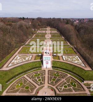 Schleswig, Germania. 28 marzo 2024. Il sole splende sul giardino barocco e sul Globushaus al Castello di Gottorf. È l'ambientazione per una mostra di globi dell'artista tedesco di New York Ingo Günther. Dal 1988, Günther ha visualizzato conflitti politici, tensioni sociali, relazioni ecologiche ed economiche su più di 1000 globi utilizzando mezzi grafici. Lo spettacolo al Globushaus sarà in mostra dal 29 marzo al 27 ottobre 2024 (vista aerea con drone) Credit: Frank Molter/dpa/Alamy Live News Foto Stock