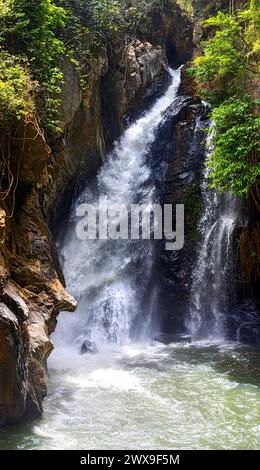 Cascata Rainbow Spray nella provincia di Yala, Thailandia Foto Stock