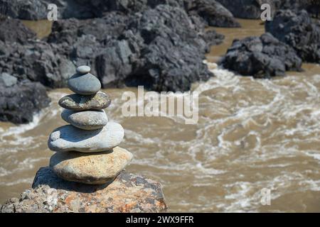 Piramide di pietra sulla riva del fiume Altai Katun e rapide Oroktoy Teldekpen vicino al ponte Oroktoysky. Foto Stock