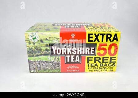 Scatola da tè Taylors of Harrogate Yorkshire da 210, 160 + 50 bustine di tè gratuite - Galles, Regno Unito - 23 marzo 2024 Foto Stock
