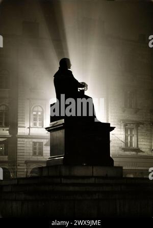 Fotografia vintage in bianco e nero del monumento all'astronomo e matematico Nicolaus Copernico (1473-1543) di notte, Varsavia, Polonia Foto Stock