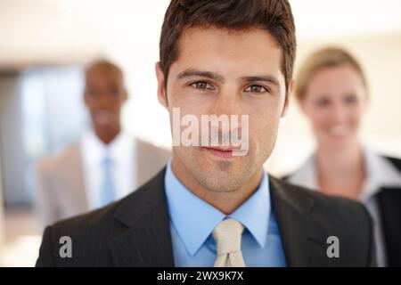 Uomo, azienda e team con un dirigente in ritratto per lo studio legale aziendale con diversità, professionalità e collaborazione. Uomo, lavoro e compagnia Foto Stock