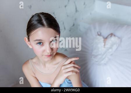 Ritratto ravvicinato di Ballerinas con Tutu sullo sfondo. Il suggestivo colpo d'occhio cattura lo sguardo intenso dei ballerini. Copia spazio Foto Stock