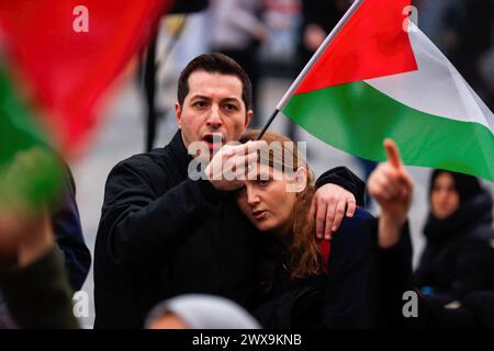 Istanbul, Turchia. 28 marzo 2024. Una coppia sventolò la bandiera palestinese durante una marcia contro l'occupazione israeliana e chiese la libertà per la Palestina organizzata dagli attivisti turchi in piazza Sultanahmet. Credito: SOPA Images Limited/Alamy Live News Foto Stock