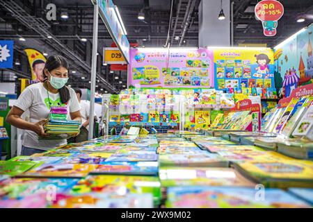 Bangkok, Thailandia. 28 marzo 2024. Un membro dello staff organizza i libri alla Bangkok International Book Fair 2024 a Bangkok, Thailandia, 28 marzo 2024. La fiera del libro è iniziata qui giovedì e durerà fino all'8 aprile. Crediti: Wang Teng/Xinhua/Alamy Live News Foto Stock