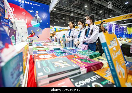 Bangkok, Thailandia. 28 marzo 2024. I visitatori selezionano i libri alla Bangkok International Book Fair 2024 a Bangkok, Thailandia, 28 marzo 2024. La fiera del libro è iniziata qui giovedì e durerà fino all'8 aprile. Crediti: Wang Teng/Xinhua/Alamy Live News Foto Stock