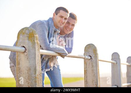 Coppia, ritratti e persone gay felici, sorriso e matrimonio in natura al parco. LGBT, amore e supporto o fiducia da parte del partner nella relazione, queer Foto Stock