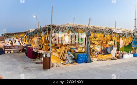 Prodotti del patrimonio del Golfo venduti nel villaggio culturale di Katara durante il dodicesimo Festival tradizionale del dhow di Katara, Doha, Qatar. Foto Stock