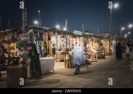 Prodotti del patrimonio del Golfo venduti nel villaggio culturale di Katara durante il dodicesimo Festival tradizionale del dhow di Katara, Doha, Qatar. Foto Stock