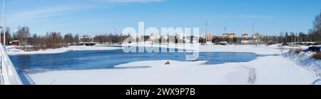 Paesaggio panoramico all'inizio della primavera a Oulu, Finlandia Foto Stock