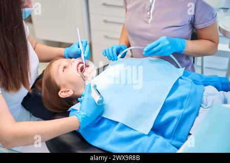 L'assistente dentale aiuta ad appuntamento Foto Stock