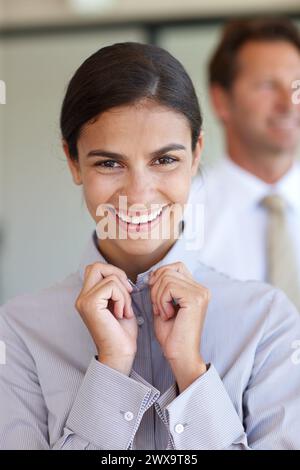 Donna, camicia e prepararsi al lavoro per lavorare con colleghi, moda, abiti o stile. Donna, vestito e dipendente o mani o sorriso Foto Stock