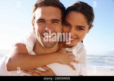 Ritratti, persone o piggyback per amore, spiaggia o appuntamento per una fuga romantica in un viaggio estivo a Sydney. Coppia, uomo o donna da abbracciare, rilassarsi o prendersi cura di loro Foto Stock