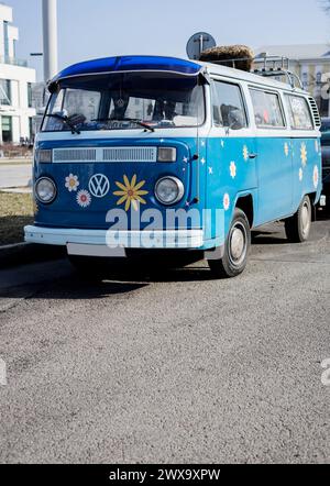 Minsk, Bielorussia, 29 marzo 2024 - furgone passeggeri d'epoca LLegendary Volkswagen T2 Foto Stock