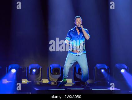 27.03.2024, xlakx, Entertainment Musik, Die Beatrice Egli Show emspor, v.l.Der Saenger Ben Zucker steht bei der Aufzeichnung der -Beatrice Egli Show- a Berlino-Adlershof auf der Buehne. Berlin Adlershof *** 27 03 2024, xlakx, Entertainment Music, The Beatrice Egli Show emspor, V l il cantante Ben Zucker è sul palco di Berlino Adlershof durante la registrazione del Beatrice Egli Show di Berlino Adlershof Foto Stock