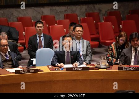 Nazioni Unite, sede ONU a New York. 28 marzo 2024. Geng Shuang (C, front), rappresentante permanente aggiunto della Cina presso le Nazioni Unite, interviene in una dichiarazione di voto dopo che il Consiglio di sicurezza ha votato un progetto di risoluzione che proroga il mandato del gruppo di esperti che assiste il comitato per le sanzioni della Repubblica popolare democratica di Corea (RPDC), presso il quartier generale delle Nazioni Unite a New York, il 28 marzo 2024. PER ANDARE AVANTI CON "la Cina mette in guardia contro l'inasprimento delle sanzioni contro la RPDC" credito: Xie e/Xinhua/Alamy Live News Foto Stock