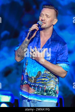 27.03.2024, xlakx, Entertainment Musik, Die Beatrice Egli Show emspor, v.l.Der Saenger Ben Zucker steht bei der Aufzeichnung der -Beatrice Egli Show- a Berlino-Adlershof auf der Buehne. Berlin Adlershof *** 27 03 2024, xlakx, Entertainment Music, The Beatrice Egli Show emspor, V l il cantante Ben Zucker è sul palco di Berlino Adlershof durante la registrazione del Beatrice Egli Show di Berlino Adlershof Foto Stock