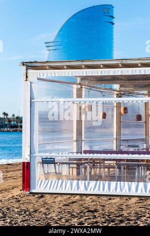 Leeres Strandcafè morgens am Strand a Barcellona, Spanien Barcelona Katalonien Spanien **** Beach Cafe vuoto al mattino sulla spiaggia di Barcellona, Foto Stock
