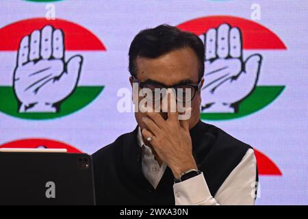 Nuova Delhi, Delhi, India. 29 marzo 2024. Il principale tesoriere del partito di opposizione indiano del Congresso Nazionale indiano, Ajay Maken, si rivolge a una conferenza stampa presso la sede del partito a nuova Delhi, in India, il 29 marzo 2024. (Credit Image: © Kabir Jhangiani/ZUMA Press Wire) SOLO PER USO EDITORIALE! Non per USO commerciale! Foto Stock