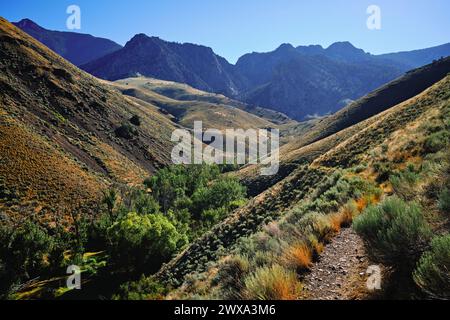 Vista ad alto angolo della valle profonda contro le montagne durante il giorno di sole Foto Stock