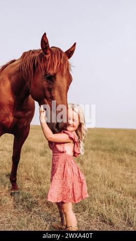 cowgirl bionda e sbronzata di 3 anni e rossa Foto Stock