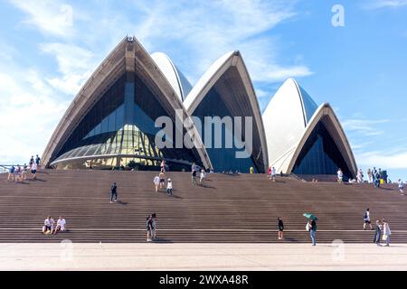 Gradini fino alla Sydney Opera House, Bennelong Point, Sydney Harbour , Sydney, New South Wales, Australia Foto Stock