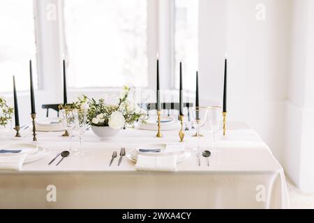 Elegante tavolo da nozze con centrotavola floreale Foto Stock