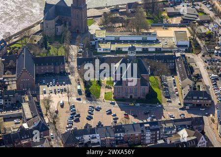 Luftbild, evang. Christuskirche mit Geistmarkt Parkplatz, Rathaus Stadtverwaltung, Rheinschule Gemeinschaftsgrundschule und hinten die kath. Kirche St Martini an der Rheinpromenade, Emmerich, Emmerich am Rhein, Nordrhein-Westfalen, Deutschland ACHTUNGxMINDESTHONORARx60xEURO *** Vista aerea, evang Christuskirche con parcheggio Geistmarkt, municipio municipale, Rheinschule Gemeinschaftsgrundschule e dietro la chiesa cattolica St Martini alla Rheinpromenade Rheinpromenade, Nordinpromenade, Emmerich, Emmerin, Emmerich, Emmerich am Rheinschin, Germania Foto Stock