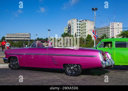 Vecchia auto americana e scultura di che Guevara in Piazza della Rivoluzione Foto Stock