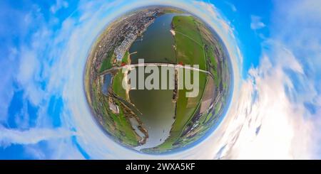 Luftbild, Emmericher Rheinbrücke und Ortsansicht, Fluss Rhein, Erdkugel, Fisheye Aufnahme, Fischaugen Aufnahme, 360 Grad Aufnahme, piccolo mondo, piccolo pianeta, fisheye Bild, Hurendeich, Kleve, Nordrhein-Westfalen, Deutschland ACHTUNGxMINDESTHONORARx60xEURO *** Vista aerea, Emmerich Reno e città, fiume Reno, globo, immagine fisheye, immagine a 360 gradi, piccolo mondo, piccolo pianeta, immagine fisheye, Hurendeich, Kleve, Renania settentrionale-Vestfalia, Germania ACHTUNGxMINDESTHONORARx60xEURO Foto Stock