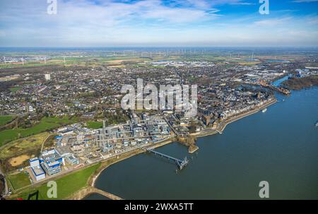 Luftbild, KLK Emmerich Chemiewerk, Stadtansicht und Rheinpromenade Fluss Rhein, Rathaus Stadtverwaltung am Geistmarkt, kath. Kirche St Aldegundis ed evang. Christuskirche und kath. Kirche St Martini, Fernsicht mit Windräder im Hintergrund, Containerhafen, Emmerich, Emmerich am Rhein, Nordrhein-Westfalen, Deutschland ACHTUNGxMINDESTHONORARx60xEURO *** Vista aerea, impianto chimico KLK Emmerich, vista sulla città e passeggiata sul Reno sul fiume Reno, municipio amministrazione comunale presso il Geistmarkt, cath Church St Aldegundis e evang Christuskirche e cath Church St Martini, vista distante con turbine eoliche Foto Stock