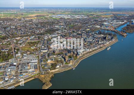 Luftbild, KLK Emmerich Chemiewerk, Stadtansicht und Rheinpromenade Fluss Rhein, Rathaus Stadtverwaltung am Geistmarkt, kath. Kirche St Aldegundis ed evang. Christuskirche und kath. Kirche St Martini, Fernsicht mit Windräder im Hintergrund, Containerhafen, Emmerich, Emmerich am Rhein, Nordrhein-Westfalen, Deutschland ACHTUNGxMINDESTHONORARx60xEURO *** Vista aerea, impianto chimico KLK Emmerich, vista sulla città e passeggiata sul Reno sul fiume Reno, municipio amministrazione comunale presso il Geistmarkt, cath Church St Aldegundis e evang Christuskirche e cath Church St Martini, vista distante con turbine eoliche Foto Stock