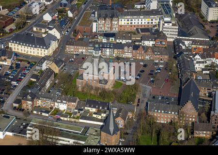 Luftbild, evang. Christuskirche mit Geistmarkt und Parkplatz, Postgebäude Geistmarkt, Rathaus Stadtverwaltung, Emmerich am Rhein, Nordrhein-Westfalen, Deutschland ACHTUNGxMINDESTHONORARx60xEURO *** Vista aerea, evang Christuskirche con Geistmarkt e parcheggio, ufficio postale Geistmarkt, municipio, Emmerich am Rhein, Renania settentrionale-Vestfalia, Germania ACHTUNGxMINDESTHONORARx60xEURO Foto Stock