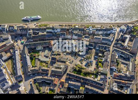 Luftbild, Wohngebiet und Parkplatz Hinter dem Engel an der Rheinpromenade mit Ausflugsschiff, Emmerich, Emmerich am Rhein, Nordrhein-Westfalen, Deutschland ACHTUNGxMINDESTHONORARx60xEURO Foto Stock