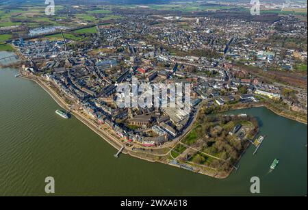 Luftbild, Rheinpromenade mit Ausflugsschiff und Innenstadtansicht City, kath. Kirche St Aldegundis, Rheinparkcenter Emmerich Einkaufszentrum, Neubau vivAtrium Emmerich, Städtische Gesamtschule Emmerich am Rhein, Rheinpark und Bundesbehörde- und Schifffahrtsamt Rhein Wasserstraßen, Emmerich, Emmerich am Rhein, Nordrhein-Westfalen, Deutschland ACHTUNGxMINDESTHONORARx60x60x nuovo edificio vivAtrium Emmerich, scuola municipale completa Emmeric Foto Stock