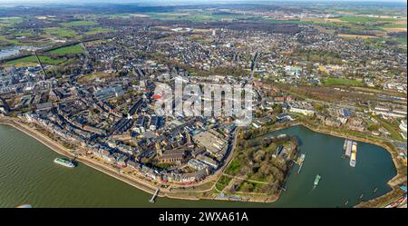 Luftbild, Rheinpromenade mit Ausflugsschiff und Innenstadtansicht City, kath. Kirche St Aldegundis, Rheinparkcenter Emmerich Einkaufszentrum, Neubau vivAtrium Emmerich, Städtische Gesamtschule Emmerich am Rhein, Rheinpark und Bundesbehörde- und Schifffahrtsamt Rhein Wasserstraßen, Emmerich, Emmerich am Rhein, Nordrhein-Westfalen, Deutschland ACHTUNGxMINDESTHONORARx60x60x nuovo edificio vivAtrium Emmerich, scuola municipale completa Emmeric Foto Stock