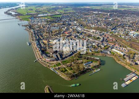 Luftbild, Rheinpromenade mit Ausflugsschiff und Innenstadtansicht City, kath. Kirche St Aldegundis, Rheinparkcenter Emmerich Einkaufszentrum, Neubau vivAtrium Emmerich, Städtische Gesamtschule Emmerich am Rhein, Rheinpark und Bundesbehörde- und Schifffahrtsamt Rhein Wasserstraßen, Emmerich, Emmerich am Rhein, Nordrhein-Westfalen, Deutschland ACHTUNGxMINDESTHONORARx60x60x nuovo edificio vivAtrium Emmerich, scuola municipale completa Emmeric Foto Stock