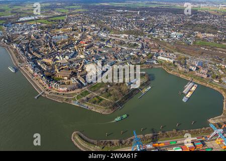 Luftbild, Rheinpromenade mit Ausflugsschiff und Innenstadtansicht City, kath. Kirche St Aldegundis, Rheinparkcenter Emmerich Einkaufszentrum, Neubau vivAtrium Emmerich, Städtische Gesamtschule Emmerich am Rhein, Rheinpark und Bundesbehörde- und Schifffahrtsamt Rhein Wasserstraßen, Emmerich, Emmerich am Rhein, Nordrhein-Westfalen, Deutschland ACHTUNGxMINDESTHONORARx60x60x nuovo edificio vivAtrium Emmerich, scuola municipale completa Emmeric Foto Stock