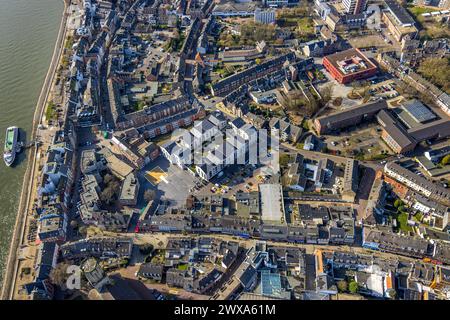 Luftbild, Rheinpromenade mit Ausflugsschiff und Innenstadtansicht City, Neubau vivAtrium Emmerich, Städtische Gesamtschule Emmerich am Rhein, Emmerich, Emmerich am Rhein, Nordrhein-Westfalen, Deutschland ACHTUNGxMINDESTHONORARx60xEURO Städtische Germania ACHTUNGxMINDESTHONORARx60xEURO Foto Stock