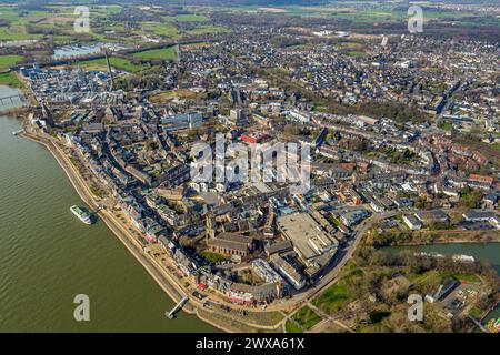 Luftbild, Rheinpromenade mit Ausflugsschiff und Innenstadtansicht City, kath. Kirche St Aldegundis, Rheinparkcenter Emmerich Einkaufszentrum, Neubau vivAtrium Emmerich, Städtische Gesamtschule Emmerich am Rhein, Rheinpark und Bundesbehörde- und Schifffahrtsamt Rhein Wasserstraßen, Emmerich, Emmerich am Rhein, Nordrhein-Westfalen, Deutschland ACHTUNGxMINDESTHONORARx60x60x nuovo edificio vivAtrium Emmerich, scuola municipale completa Emmeric Foto Stock